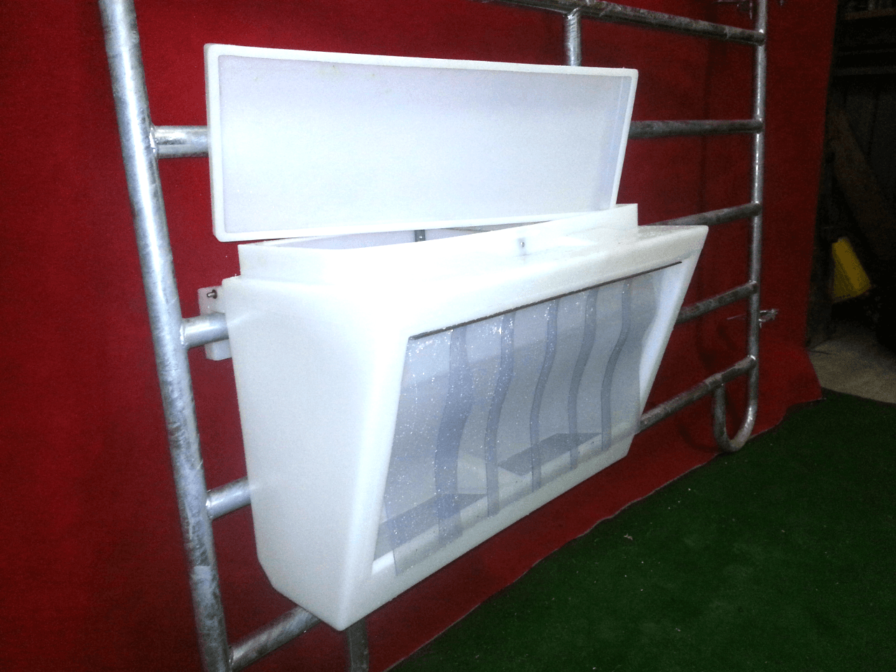 calf creep feeder with Bird flaps